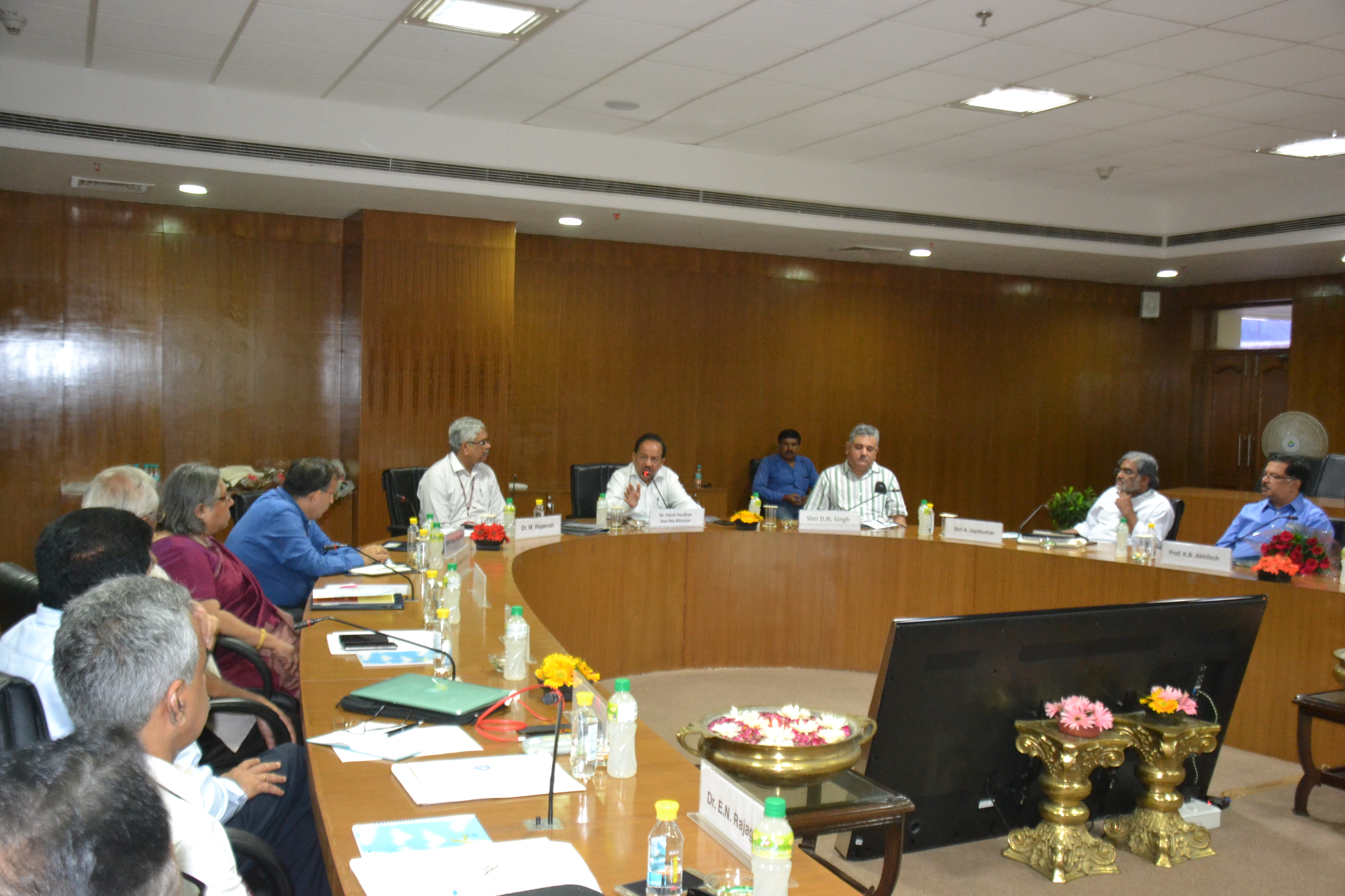 Dr. Harsh Vardhan Chairs Brainstorming Session