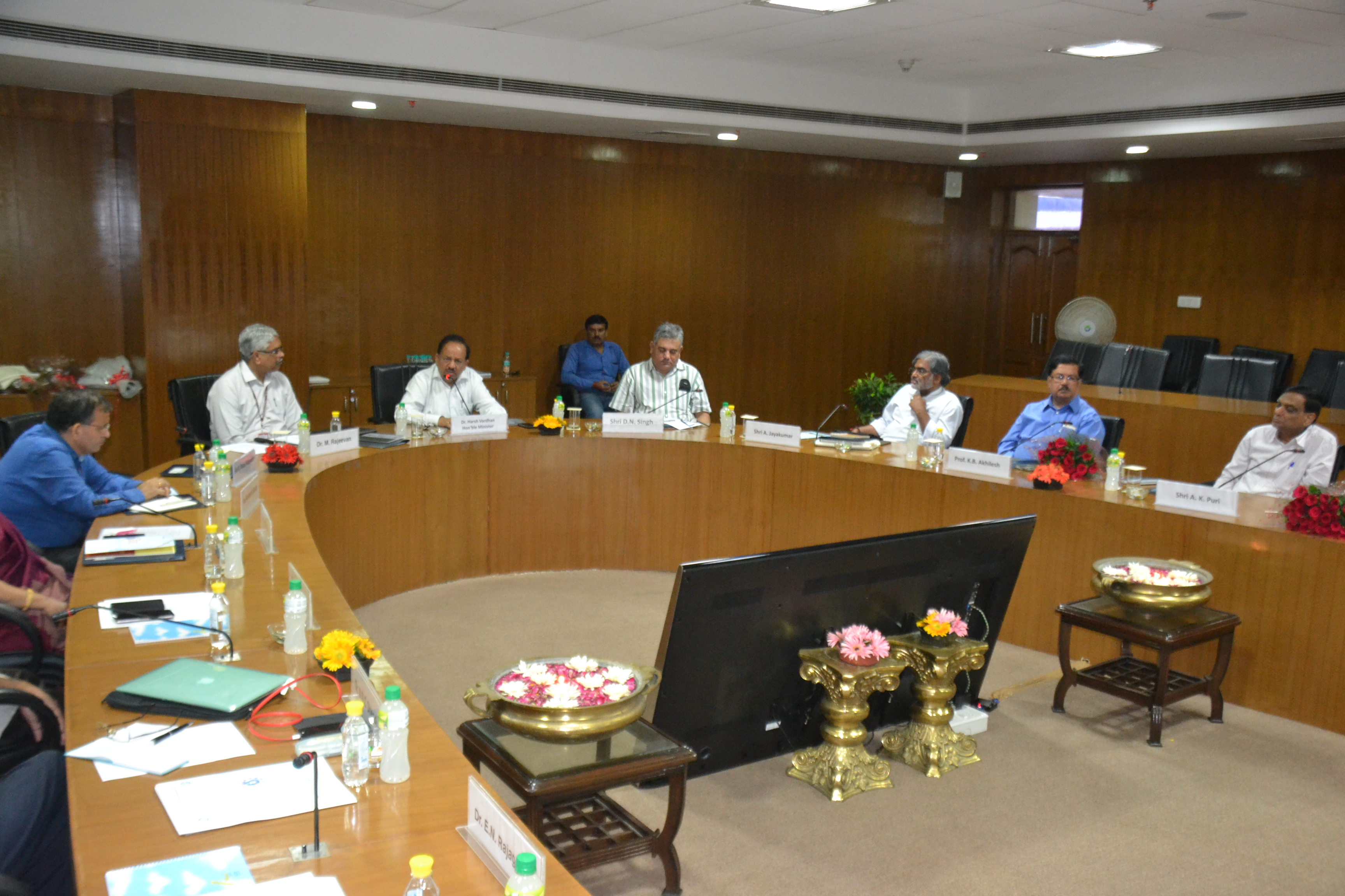 Dr. Harsh Vardhan Chairs Brainstorming Session