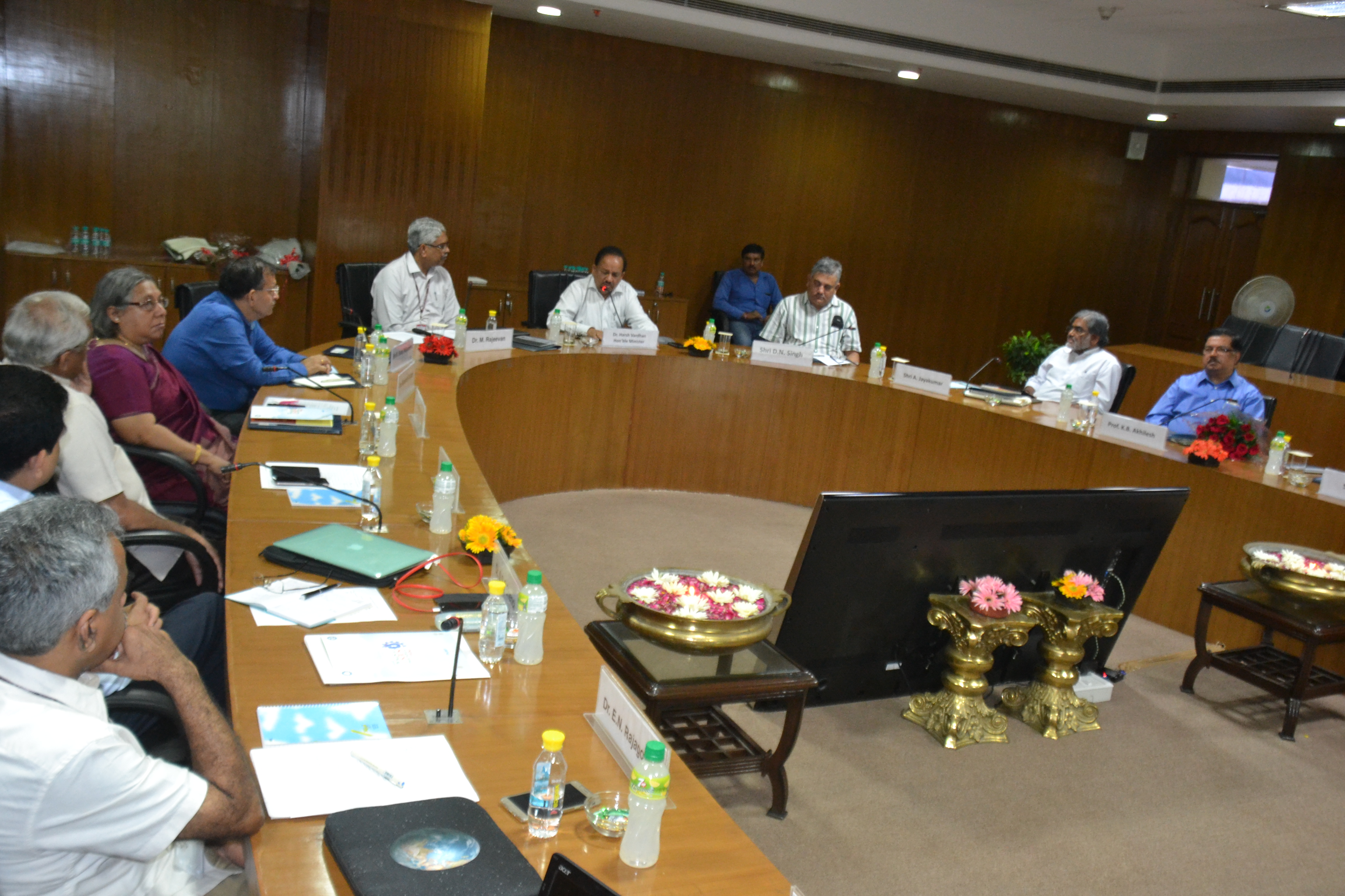 Dr. Harsh Vardhan Chairs Brainstorming Session