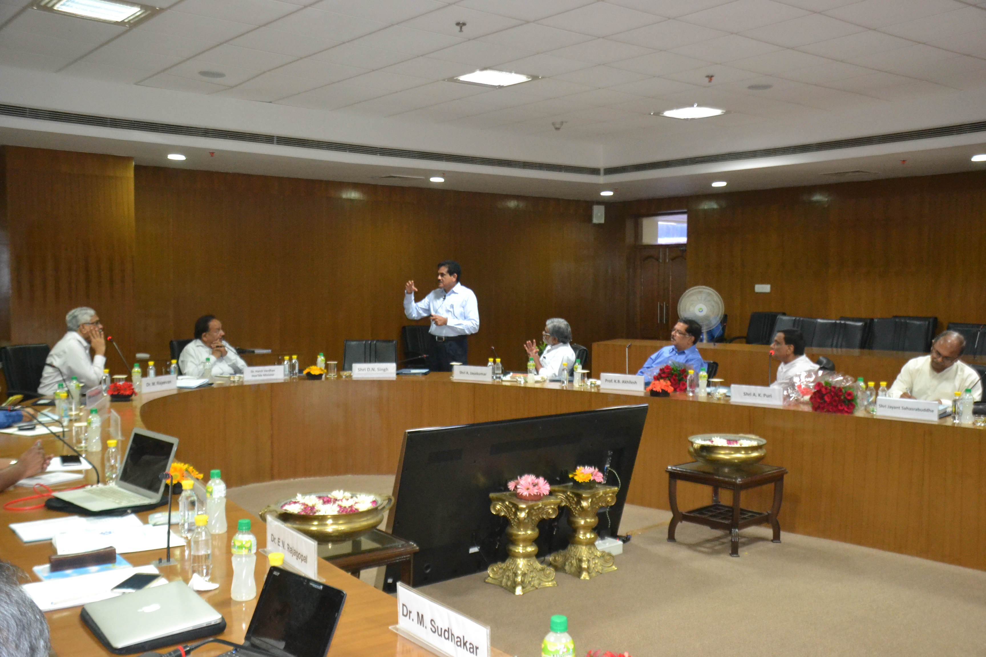 Dr. Harsh Vardhan Chairs Brainstorming Session