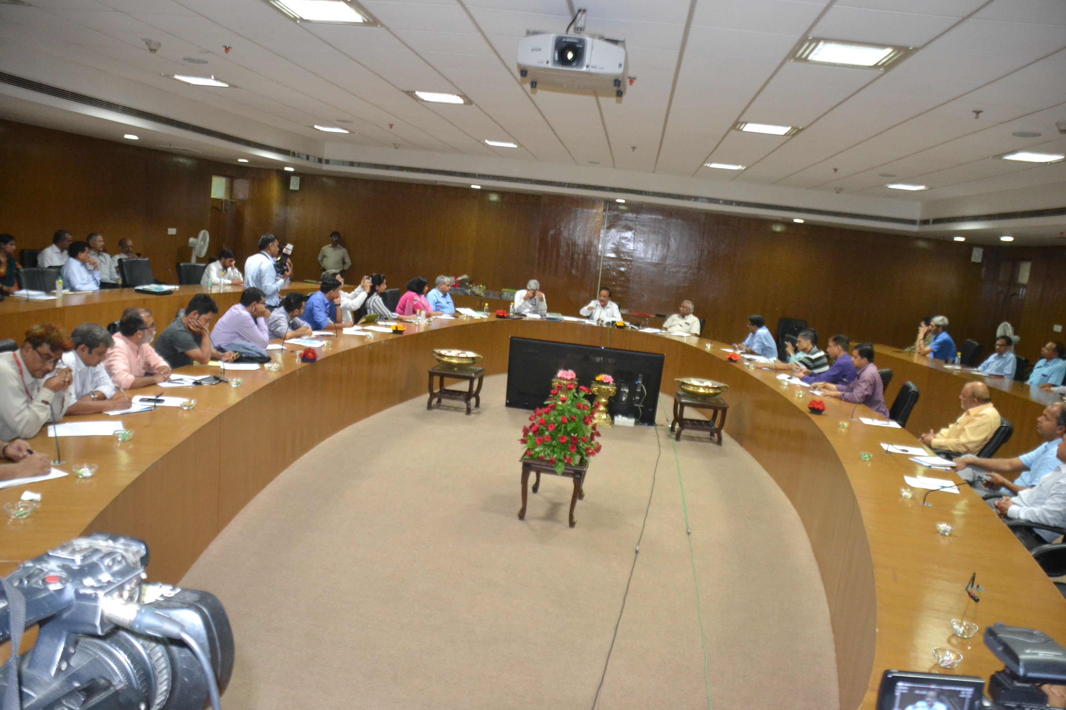 Dr. Harsh Vardhan Chairs Brainstorming Session