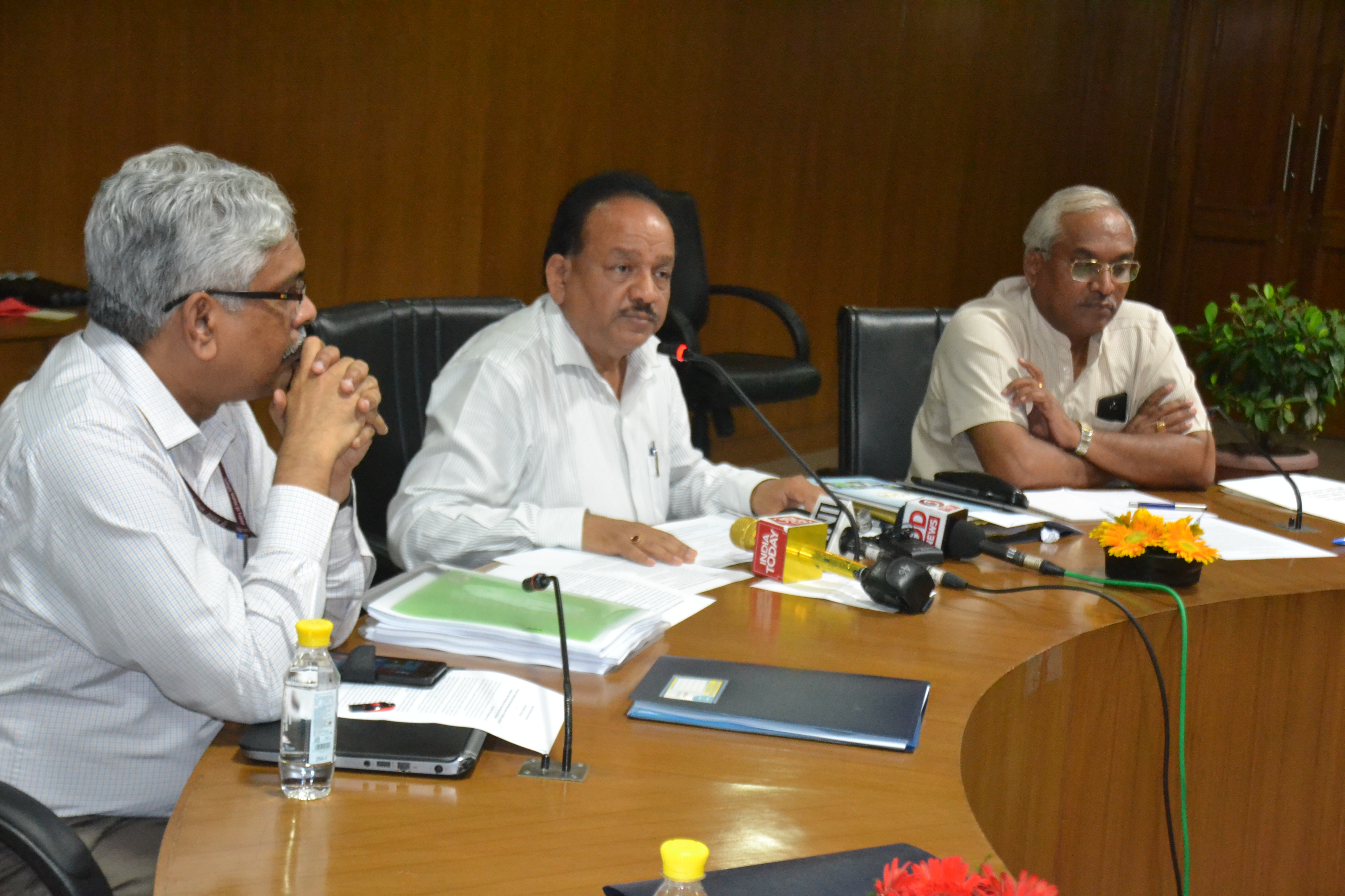 Dr. Harsh Vardhan Chairs Brainstorming Session