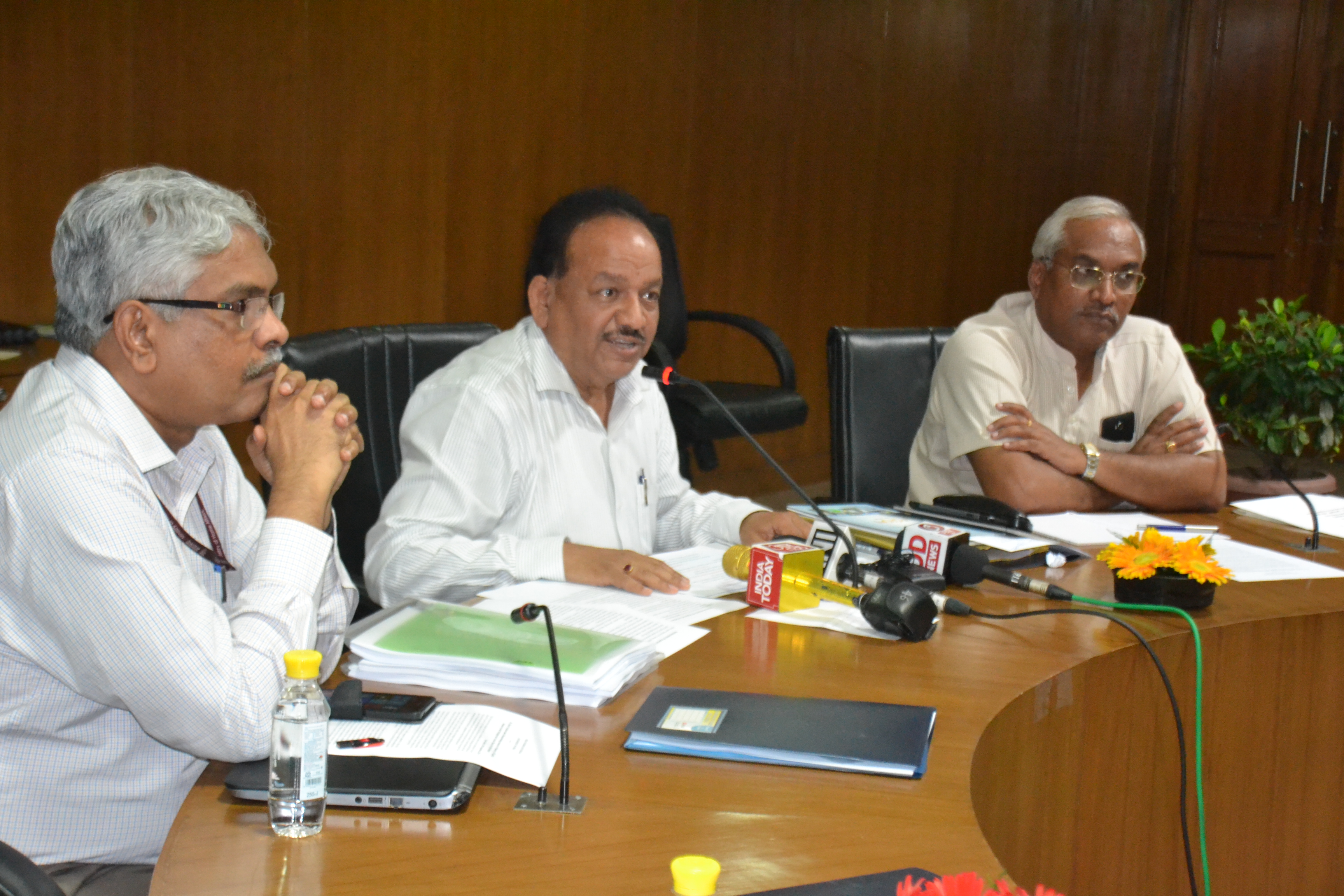 Dr. Harsh Vardhan Chairs Brainstorming Session