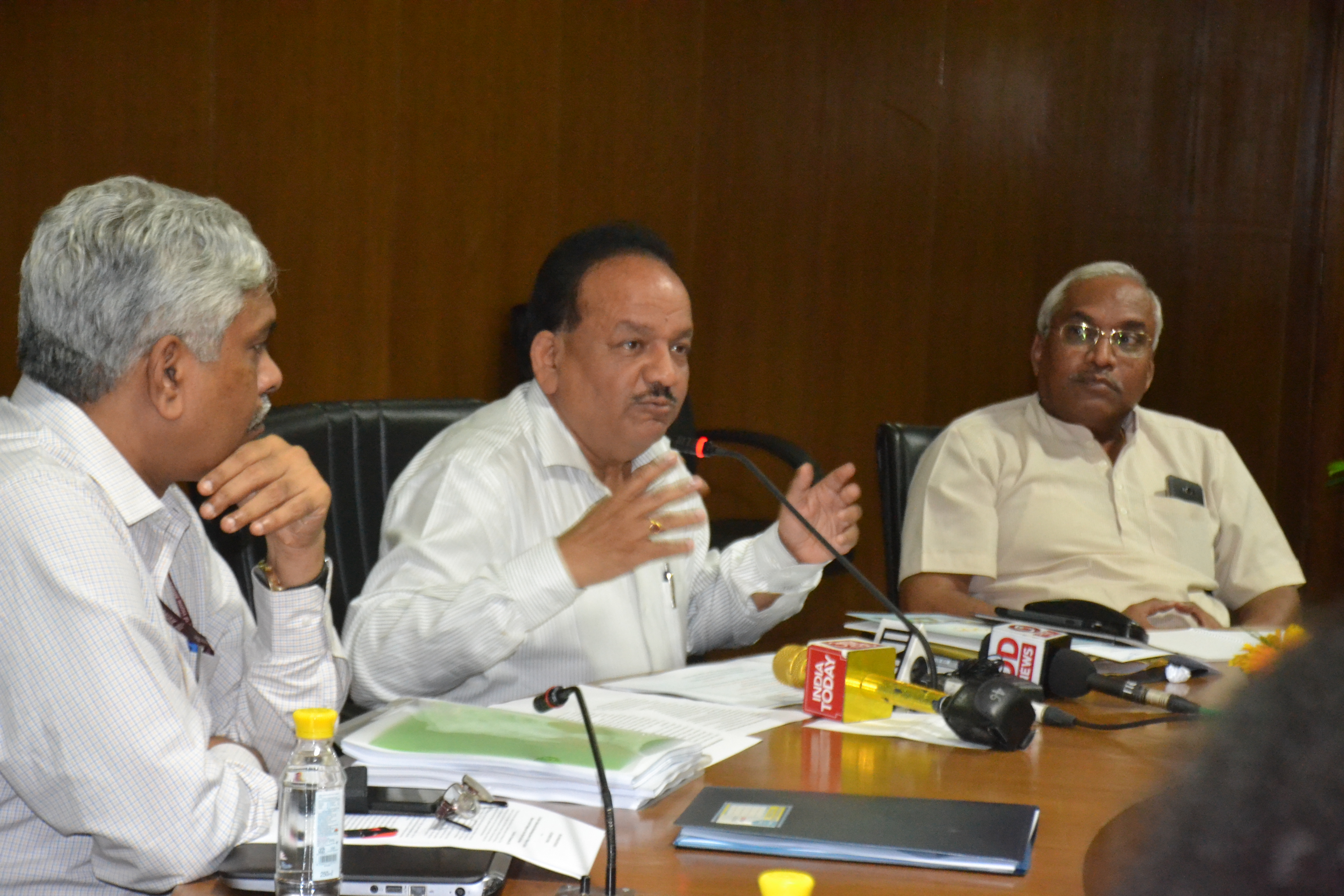 Dr. Harsh Vardhan Chairs Brainstorming Session