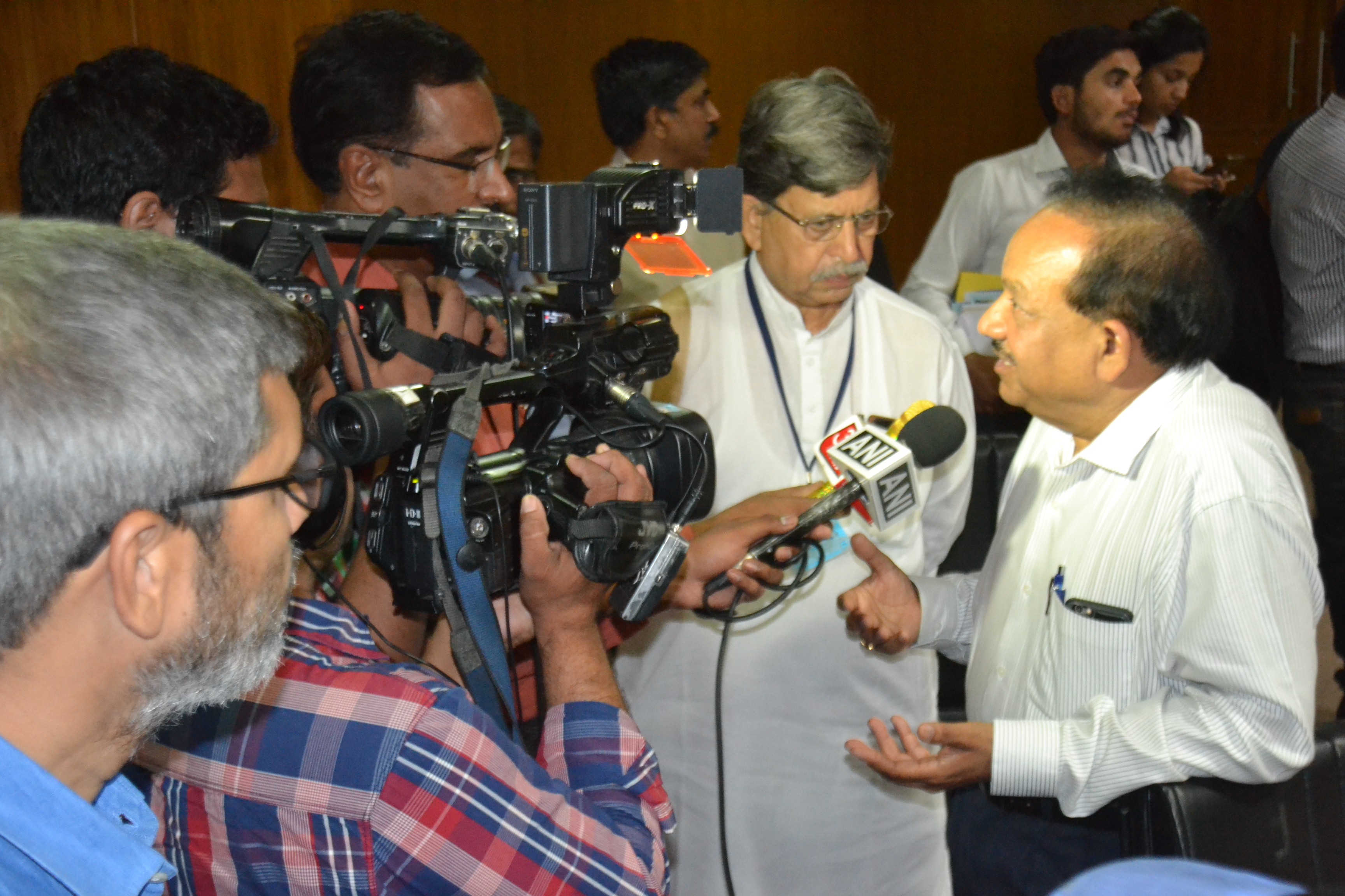 Dr. Harsh Vardhan Chairs Brainstorming Session